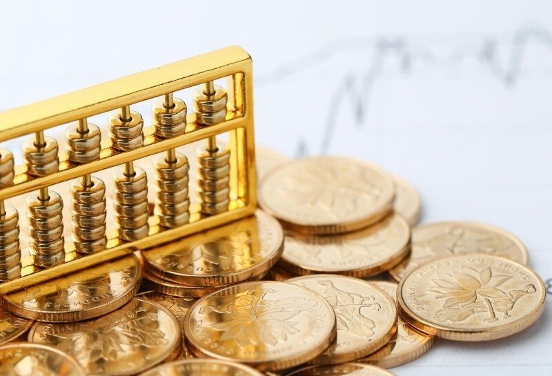 सोने-चांदी में बड़ी गिरावट: सोना 9,050 रुपये और चांदी 10,500 रुपये सस्ती हुई