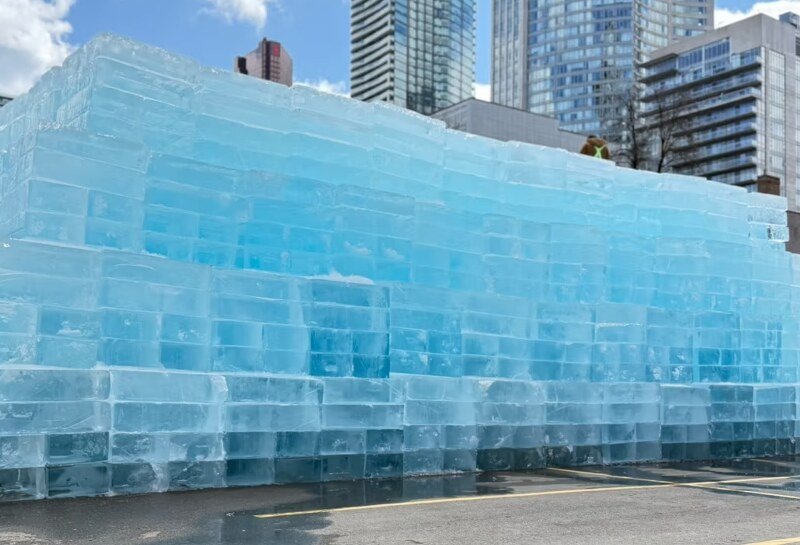 टोरंटो में ‘ICEMAN’ का अनोखा स्टंट, शहर के बीच बना बर्फ का पहाड़