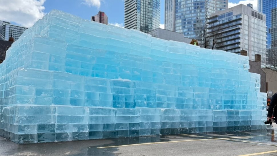 टोरंटो में ‘ICEMAN’ का अनोखा स्टंट, शहर के बीच बना बर्फ का पहाड़