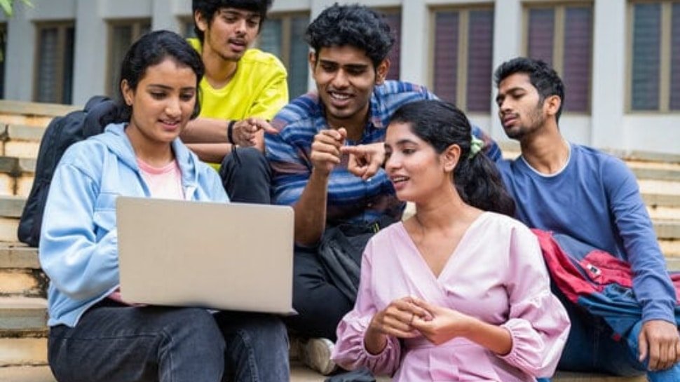 Canada Education News: क्यों घट रहे हैं इंटरनेशनल स्टूडेंट्स? आंकड़ों ने बढ़ाई चिंता 1 intetnj