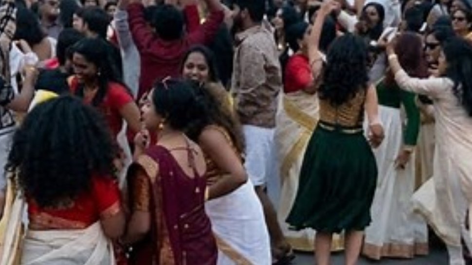 टोरंटो का वायरल डांस वीडियो बना बहस का मुद्दा, उठे सवाल—क्या कनाडा में बढ़ा भारतीय प्रभाव? 1 tu 1