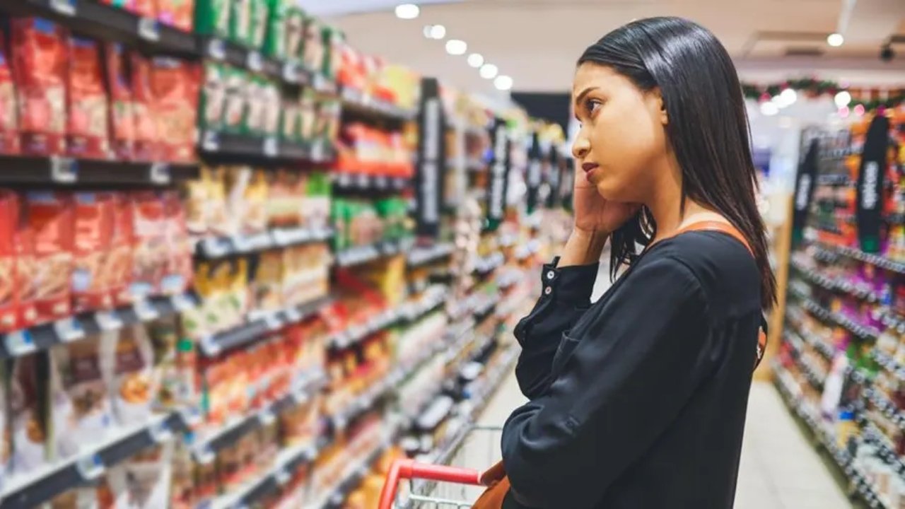 Canadians Face Lifestyle Shrinkflation: कनाडाई लोगों की घटती कमाई ने बढ़ाई चिंता, 'लाइफस्टाइल श्रिंकफ्लेशन' का सामना कर रहे लोग 1 dn 1