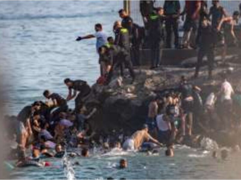 Morocco Migrants Enter Spains: मोरक्को से हजारों प्रवासियों ने स्पेन के स्यूटा में किया प्रवेश, सेना ने संभाला मोर्चा