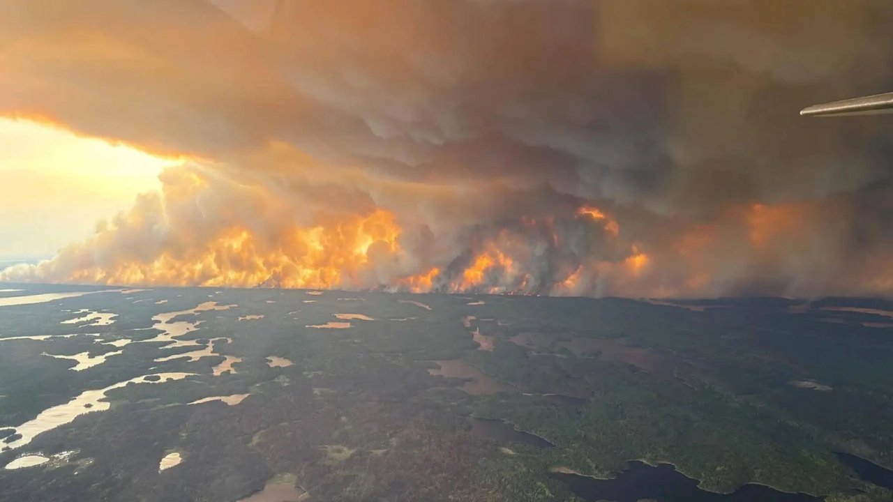 Canada Wildfire: कनाडा में आग का तांडव, 850 से ज्यादा जगहों पर भड़की वाइल्डफायर; हजारों परिवार हुए बेघर 1 rapid