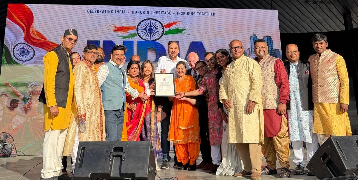 सरी में पहले इंडिया डे परेड और सांस्कृतिक समारोह में शामिल हुए एनडीपी विधायक 3 MLAs honour organizers on stage edited
